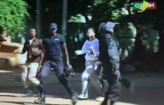 Otage fuyant l'htel Radisson  Bamako. Des hommes arms se rclamant d'Al Mourabitoune, un groupe li  Al Qada, ont pris une centaine de personnes en 
otages vendredi au Radisson